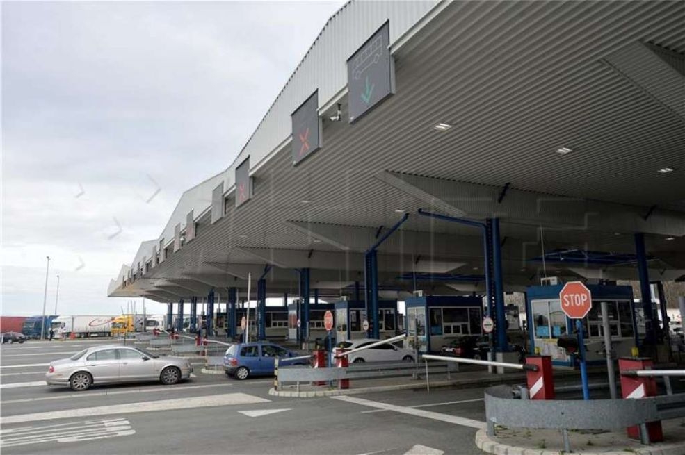 Na graničnim prelazima Izačić, Gabela Polje i Zupci pojačan promet vozila na izlazu iz BiH