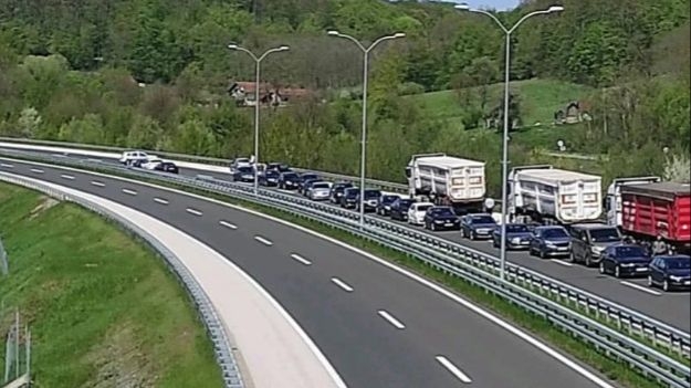 Teška nesreća na autoputu Doboj - Banja Luka: Saobraćaj potpuno obustavljen, pojedini vozači voze u suprotnom smjeru