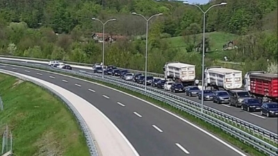 Teška nesreća na autoputu Doboj - Banja Luka: Saobraćaj potpuno obustavljen, pojedini vozači voze u suprotnom smjeru