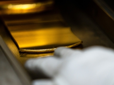 Zlato dostiže mjesečni vrh, srebro bilježi snažan skok