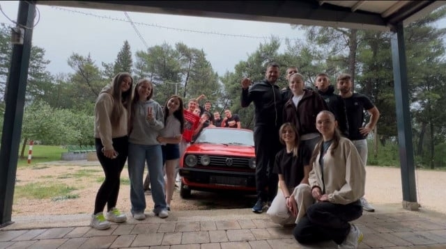 Maturanti iz Čitluka razredniku za kraj školovanja poklonili Golf 2
