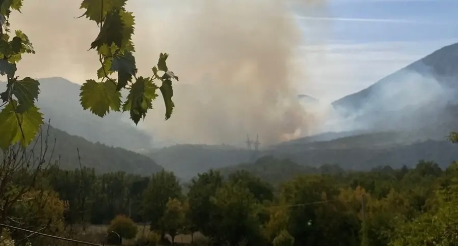 Požar u Lastvi : Vatra se širi prema Gornjem Grančarevu, vatrogasci na terenu