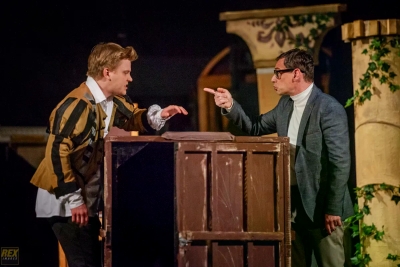 Kad Hamlet izmakne planu, a ego ispliva na sceni: Gostujuća komedija “Na tragu” na sceni Narodnog pozorišta Tuzla