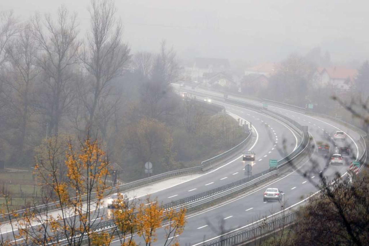 Vlažni kolnici, magla i radovi širom BiH: Vozačima se savjetuje dodatni oprez