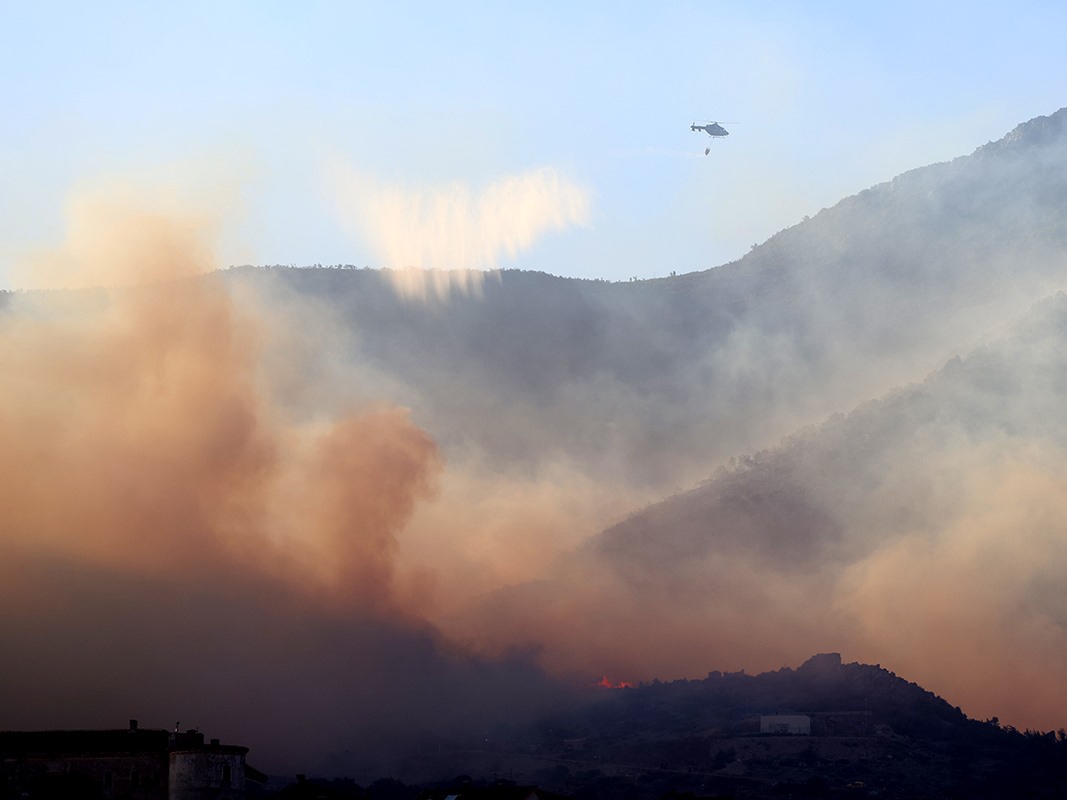 (VIDEO) NASTAVAK BORBE S POŽARIMA Novi helikopter angažovan u Žakovu, sve jedinice na terenu
