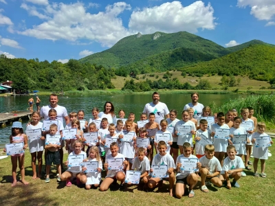 Na Đolu u Jezeru završena škola plivanja sa Nikolom Rađenom