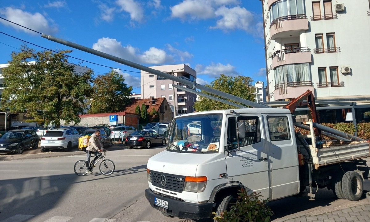 Automobil uništio stub rasvjete: Otežan saobraćaj u Jevrejskoj ulici FOTO
