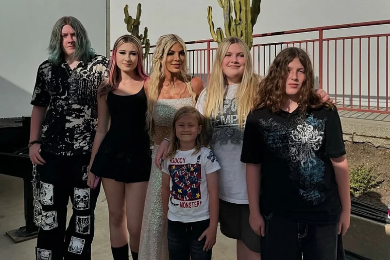 Glumica Tori Spelling i sedmero djece ozlijeđeni u sudaru – prošao kroz crveno