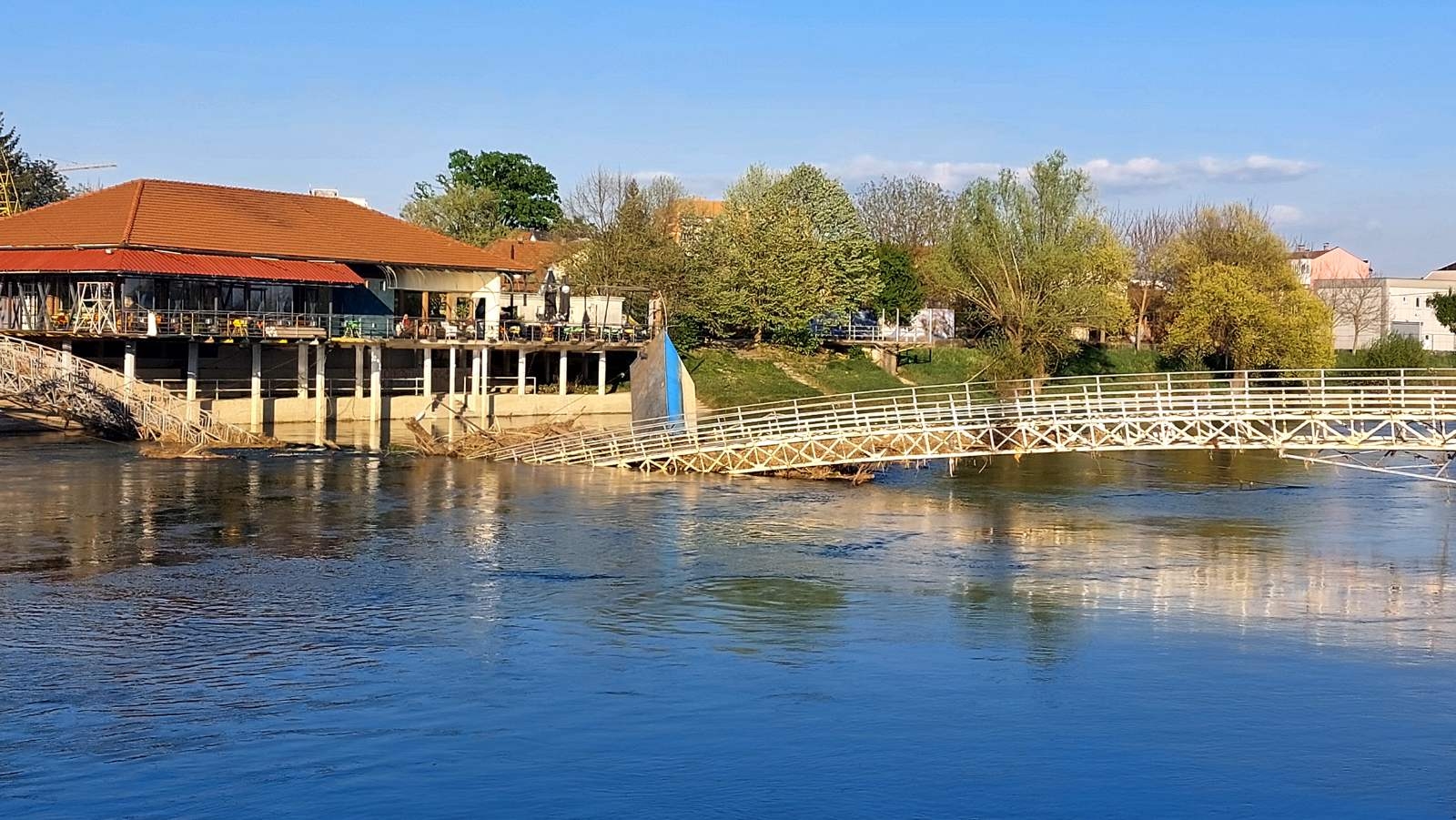 Prijedor: Srušen most zbog neočišćenog korita Sane