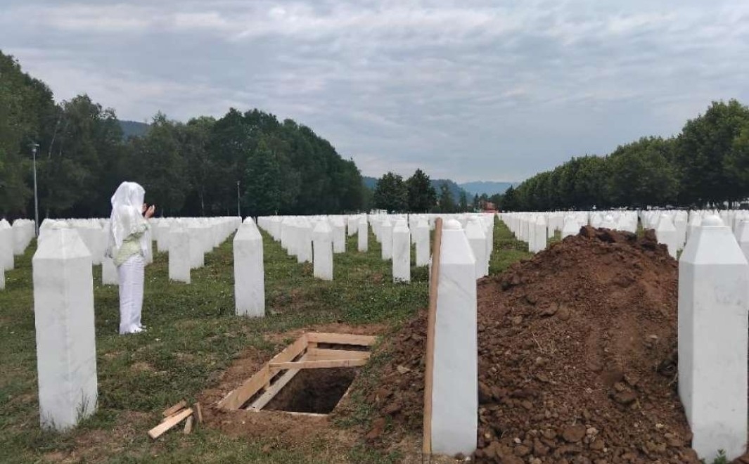 U Potočarima počelo kopanje mezara za deset identifikovanih žrtava genocida