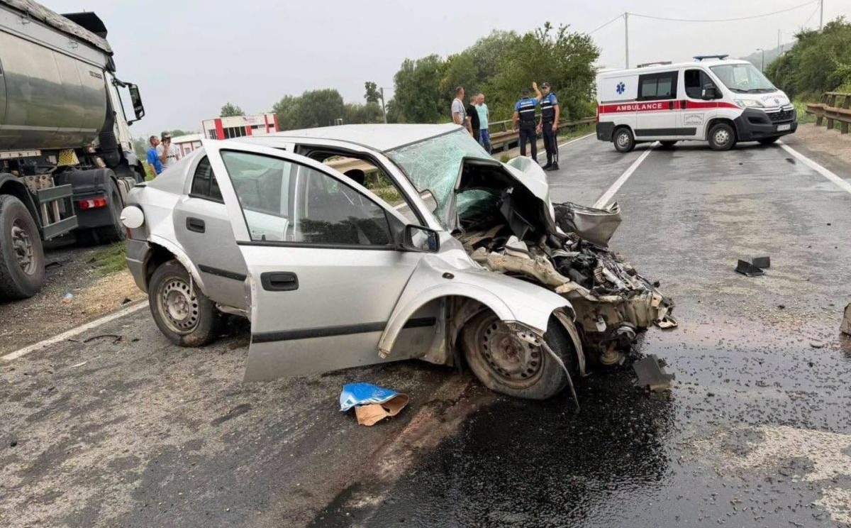 Teška saobraćajna nesreća kod Gračanice: U toku izvlačenje jedne osobe, saobraćaj obustavljen