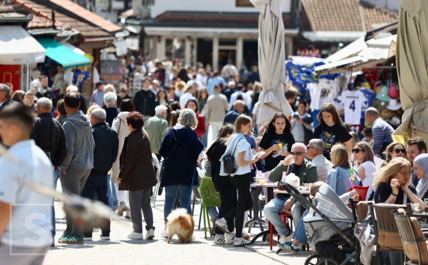 Sunčana subota u Sarajevu: Građani i turisti uživaju u ljepotama Baščaršije