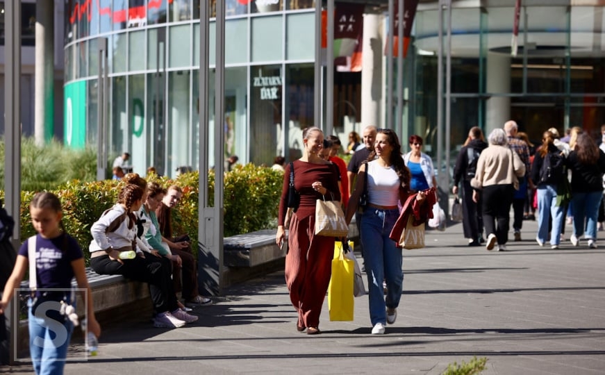 Sarajevo okupano suncem: Građani i turisti iskoristili lijep oktobarski dan za šetnju i shopping