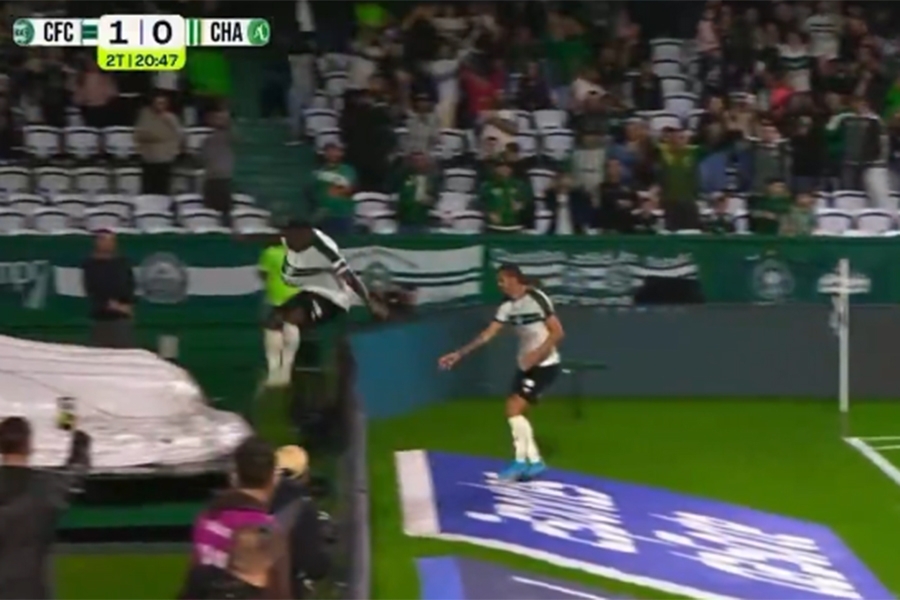 SVI SU SE HVATALI ZA GLAVU: Postigao gol, pa proslavio skokom preko reklame, a onda je uslijedila katastrofa...