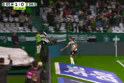 SVI SU SE HVATALI ZA GLAVU: Postigao gol, pa proslavio skokom preko reklame, a onda je uslijedila katastrofa...