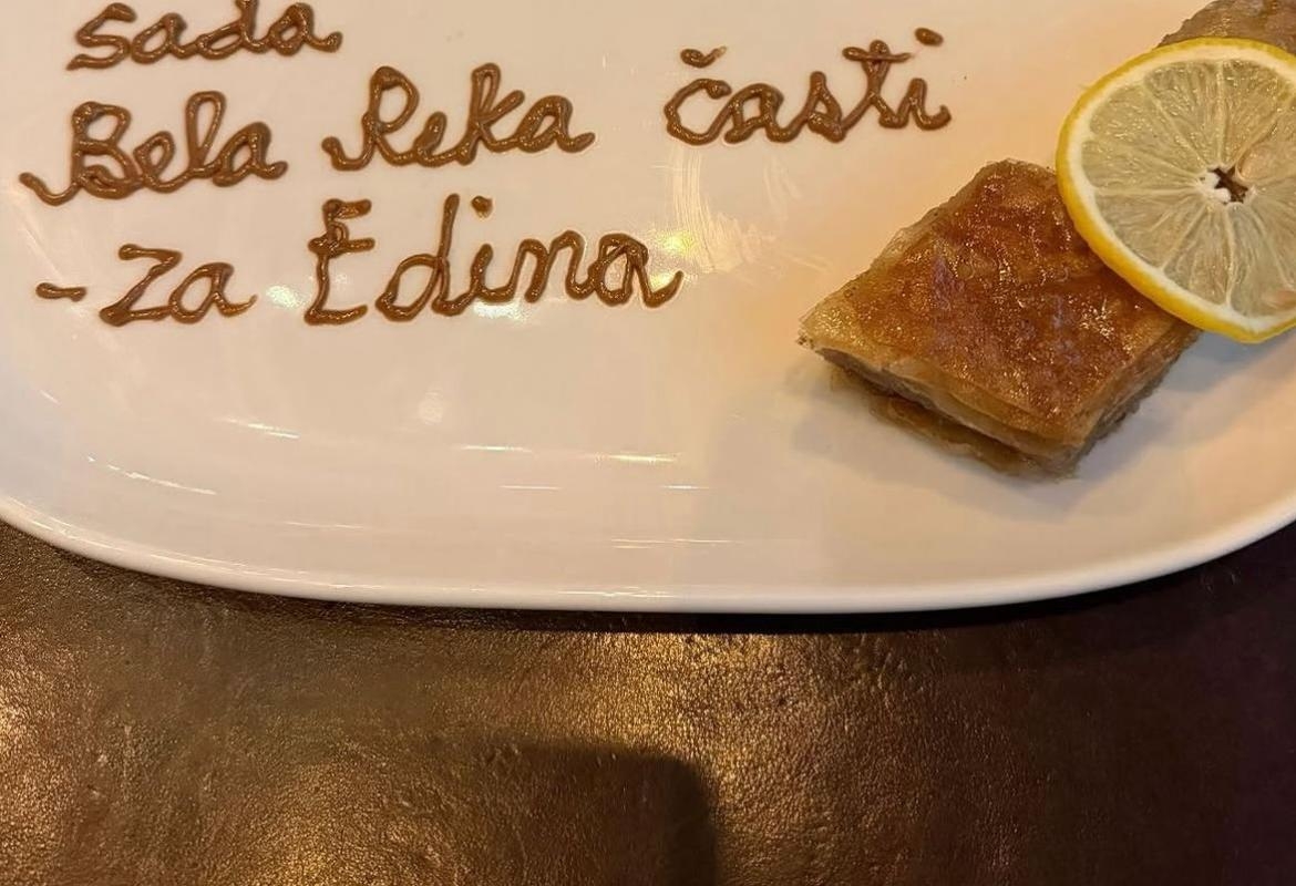 Džeko uživa veliko poštovanje u Beogradu: Pogledajte novu simpatičnu poruku koju je dobio uz baklavu