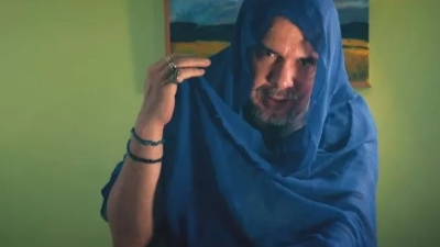 Bojan Tomović u novom spotu flertuje s muškarcima: "Svaka svekrva bi me poželjela za snahu"