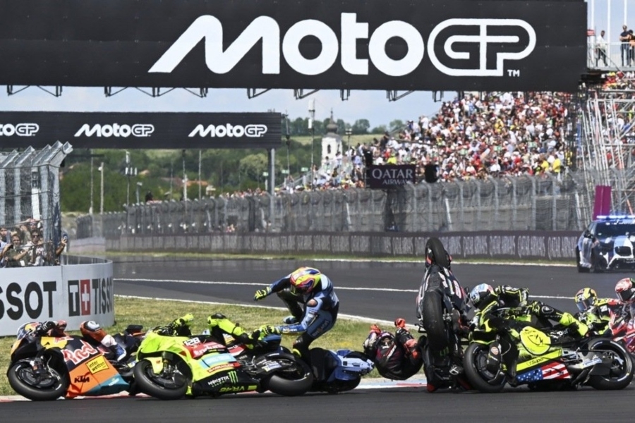 HOROR NA MOTOGP TRCI: Snimak stravičnog lančanog sudara u prvom zavoju obišao svijet, ljekari hitno prevezli poznate vozače
