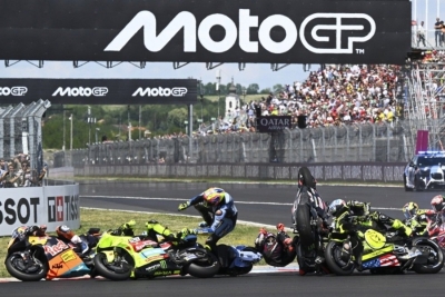 HOROR NA MOTOGP TRCI: Snimak stravičnog lančanog sudara u prvom zavoju obišao svijet, ljekari hitno prevezli poznate vozače