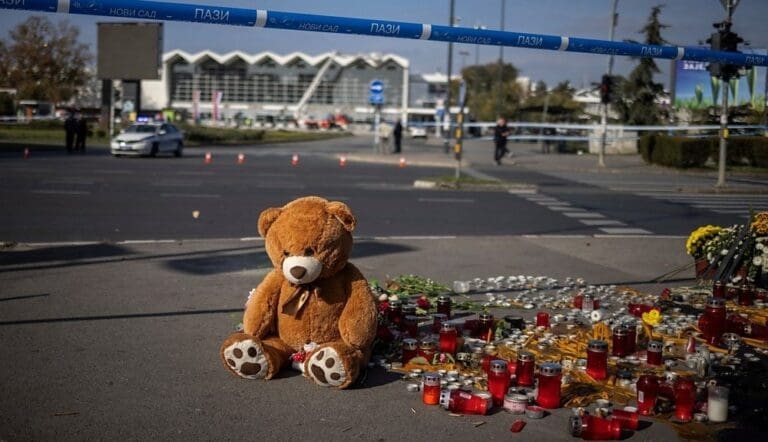 Presuda za pad nadstrešnice u Novom Sadu: Porodicama žrtava milionska odšteta