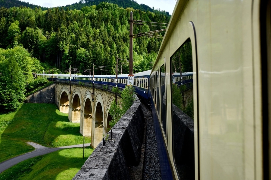 LUKSUZNI VOZ U STILU ORIENT EXPRESSA PROLAZIT ĆE KROZ BiH: Putnici će obilaziti Sarajevo i Mostar, a cijena je...