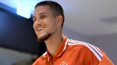 Video / Zinedin Smajlović zapjevao hit Sinana Sakića i oduševio saigrače