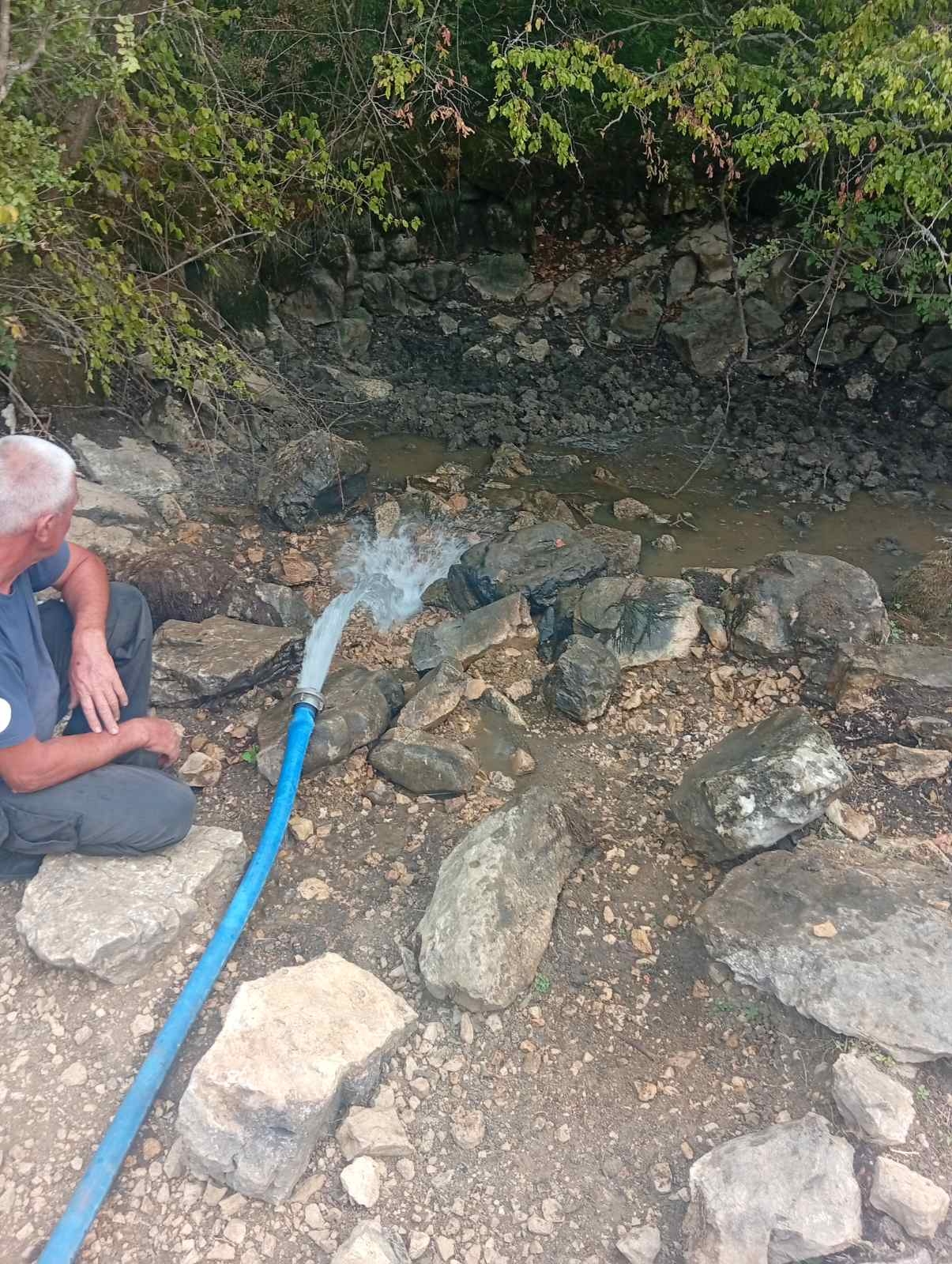 Usred borbe sa požarima radnici trebinjskog Komunalnog preduzeća pomažu i životinjama