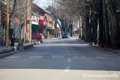 Maloljetnik divljao u policijskoj postaji u Ljubinju, ozlijedio policajca i oštetio vrata