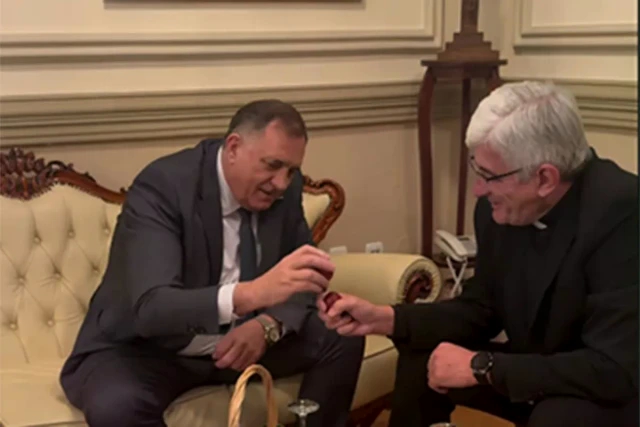 Biskup Željko Majić pobijedio Milorada Dodika u tucanju jajima