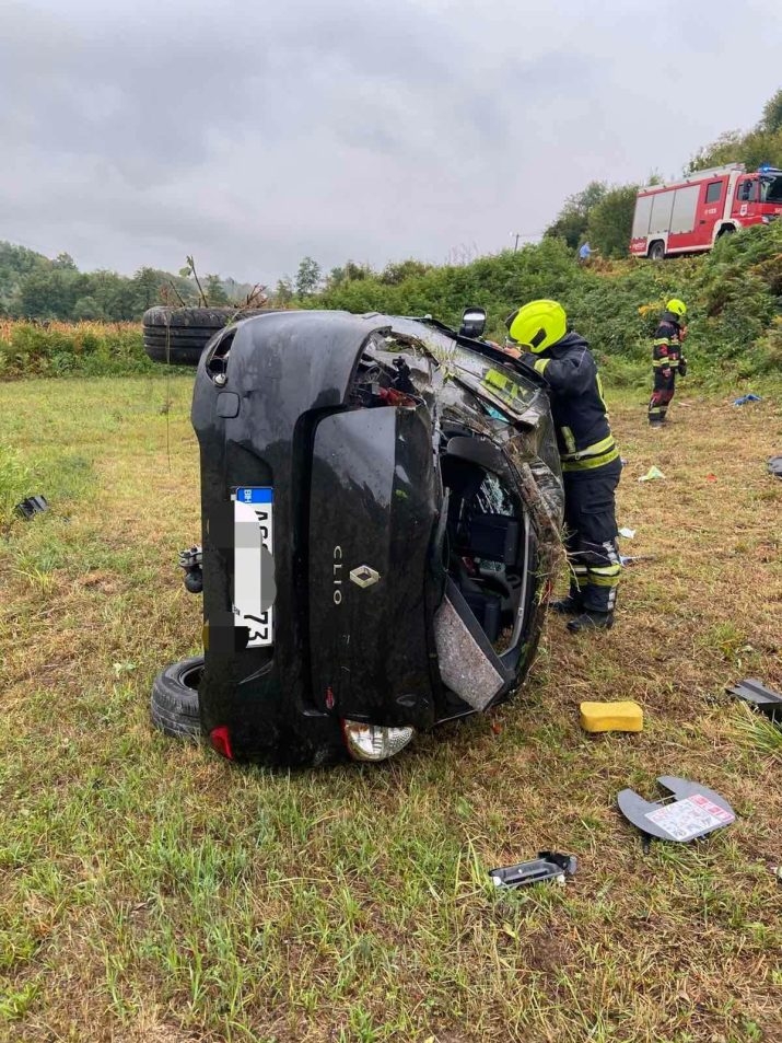 Povrijeđene tri osobe: Teška nezgoda kod Banjaluke, automobil prevrnut na bok (Foto)