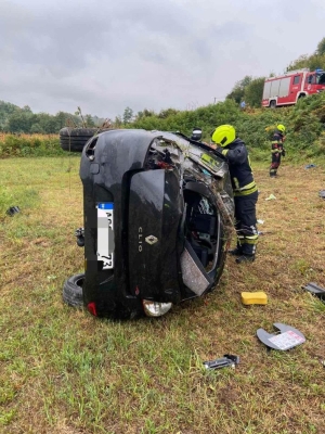 Povrijeđene tri osobe: Teška nezgoda kod Banjaluke, automobil prevrnut na bok (Foto)
