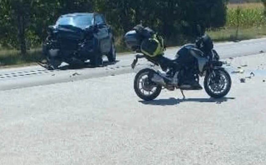 Teška nesreća kod Doboja: Poginuo motociklista, dijelovi vozila rasuti po cesti