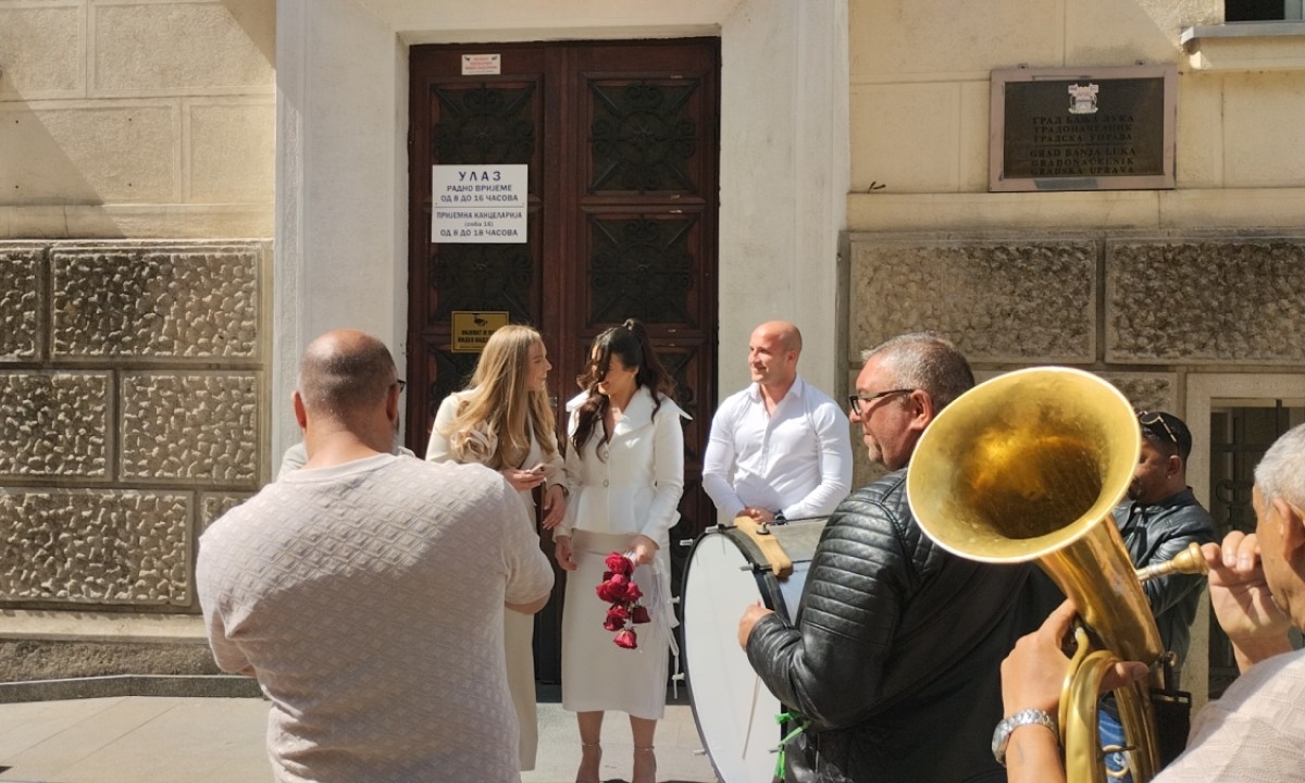Pratio ih čitav orkestar: Miro i Anastasija razveselili Banjalučane FOTO/VIDEO