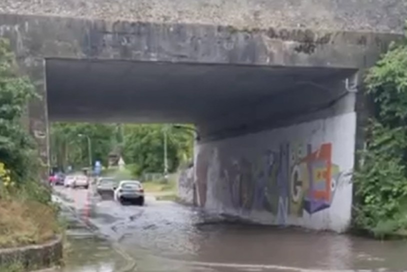 Otežan saobraćaj: Automobili “plovili” ispod nadvožnjaka u Banjaluci VIDEO