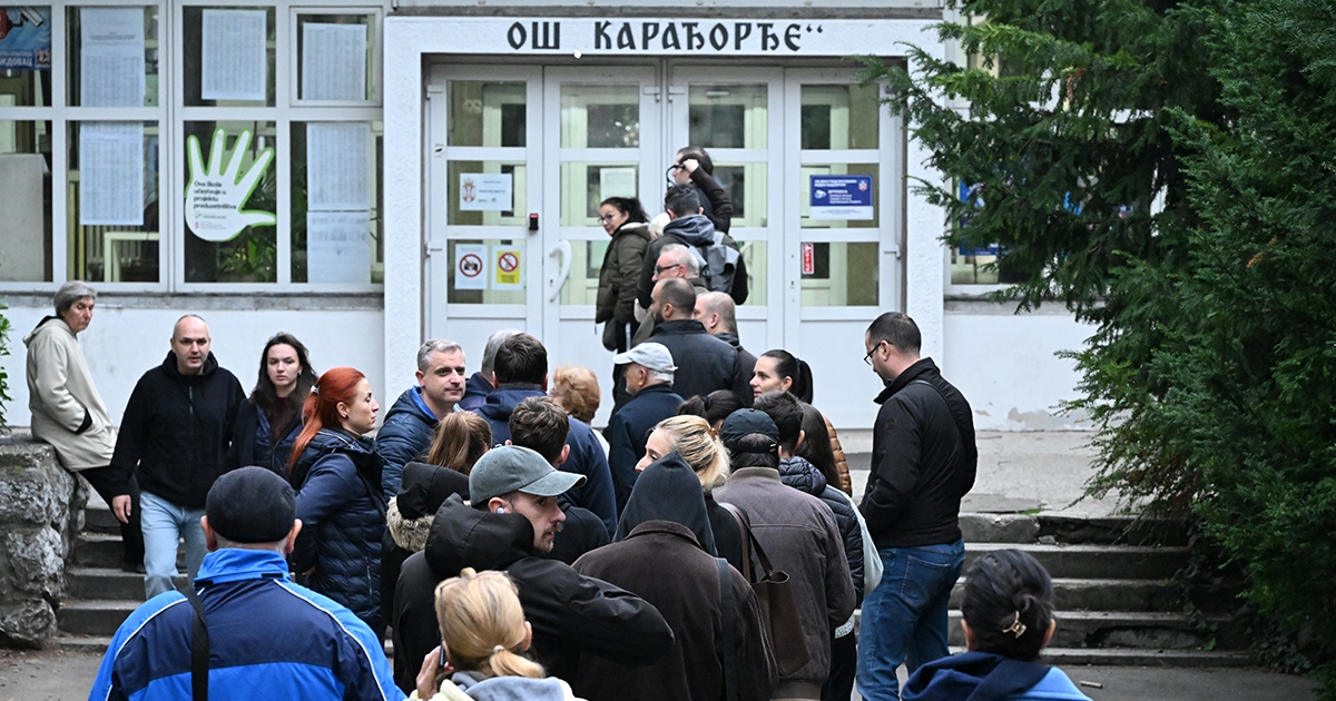 Izbori u Srbiji: Birači čekali i dva časa prije otvaranja birališta