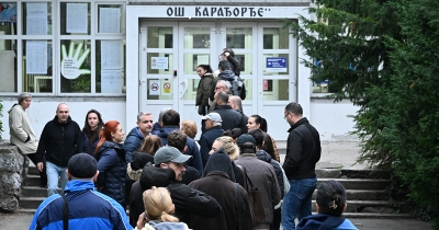 Izbori u Srbiji: Birači čekali i dva časa prije otvaranja birališta