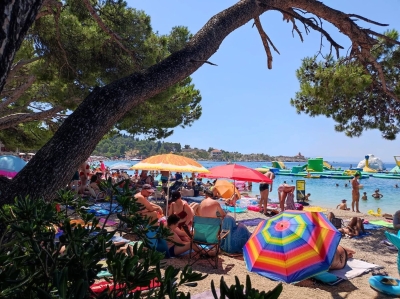 Džaba ste "poranili": Komunalci u Makarskoj uklanjaju peškire i ležaljke s plaža (VIDEO)