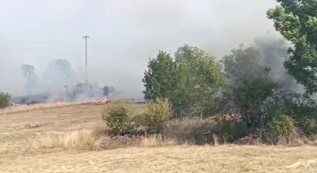 Vatra zahvatila cijelo selo kod Gacka: Izgorjele dvije kuće i više objekata