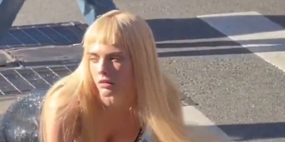 Cara Delevingne pozirala nasred ulice, ležala na pješačkom prelazu