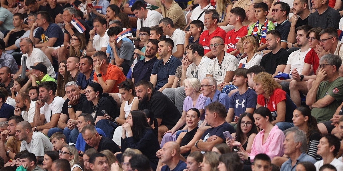 Grupa navijača skandirala "Ratko Mladić", veći dio beogradske dvorane nije im se pridružio