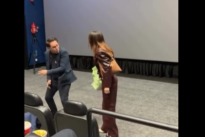 (VIDEO) HAOS U BIOSKOPU Uhvatila muža sa ljubavnicom, pa ga istukla cvijećem