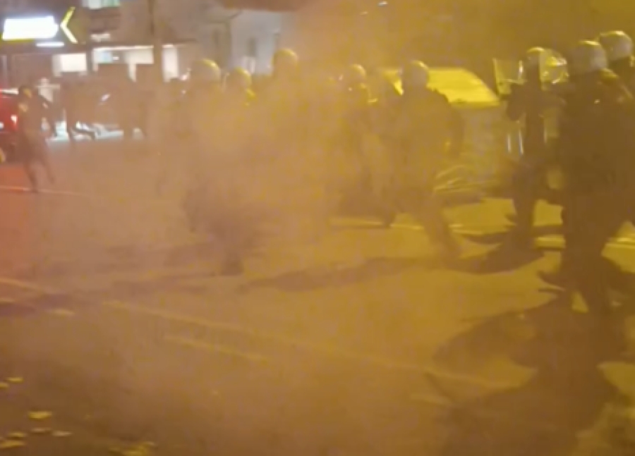 DRAMATIČNI SNIMCI IZ BEOGRADA: Policija brutalno napala građane okupljene ispred Pinka (VIDEO)