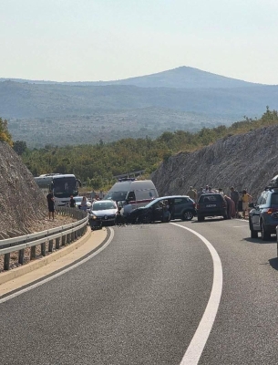 Teška saobraćajna nesreća kod Stoca: Više osoba povrijeđeno, saobraćaj potpuno obustavljen