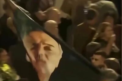 INCIDENT NA SKUPU STUDENTSKE LISTE U NIŠU: Studenti došli sa zastavom s likom zločinca Ratka Mladića, okupljeni ih OTJERALI (VIDEO)