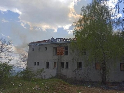 Izbio požar u bivšoj kasarni na jugu BiH, uhapšen muškarac