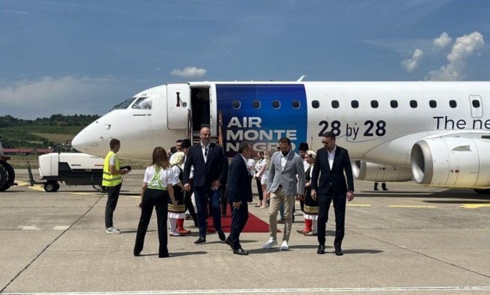 Promotivni let Tivat-Banjaluka: Avion iz Crne Gore sletio na banjalučki aerodrom VIDEO