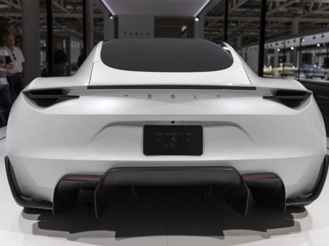 Kompanija Tesla predstavila automobil koji leti – ubrzava od nula do 100 na sat za manje od sekunde (VIDEO)
