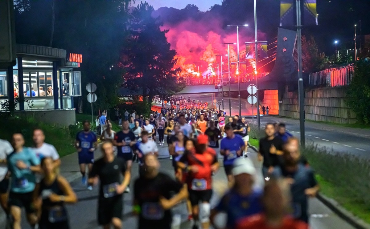 Spektakulrana noć u Tuzli: Više od 770 trkača istrčalo Noćnu peticu uz bakljade, muziku...