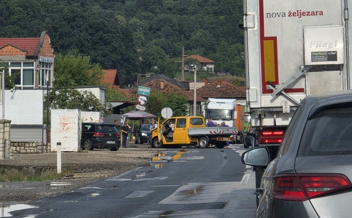 Teška saobraćajna nesreća kod Gračanice: Učestvovala tri vozila, četiri osobe povrijeđene