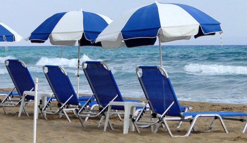 Fotografija sa plaže u Crnoj Gori izazvala burne reakcije: “Vjernica i bludnica” FOTO